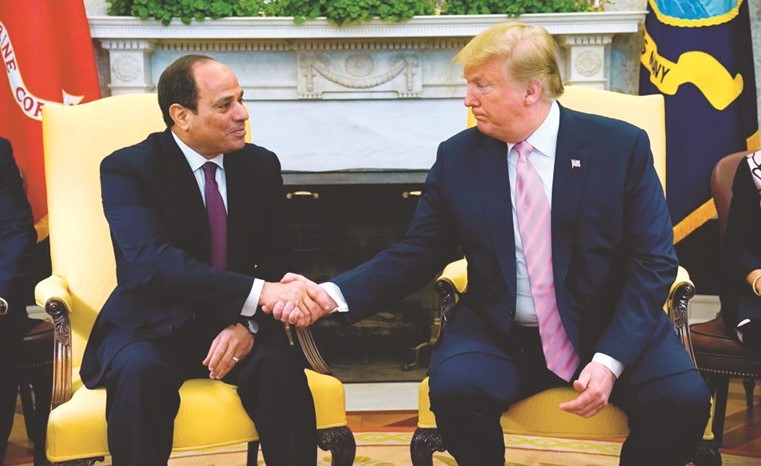 الرئيس عبدالفتاح السيسي مصافحا نظيره الاميركي دونالد ترامب قبيل مباحثاتهما الثنائية في واشنطن امس	 (رويترز) ﻿
