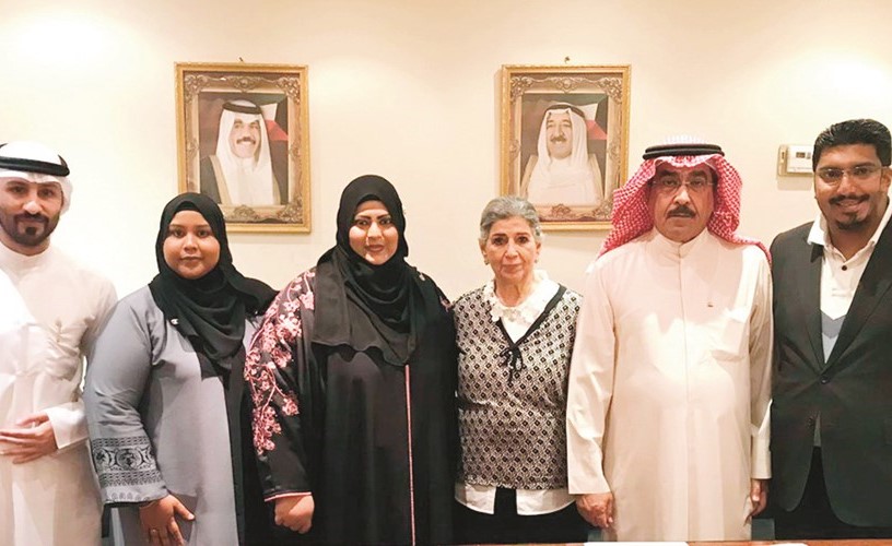 الزملاء فاطمة حسين وعدنان الراشد وعبد العزيز البلوشي مع أعضاء الوفد الصحافي الماليزي﻿