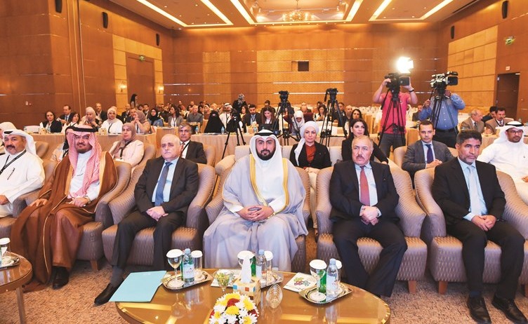 الشيخ د.باسل الصباح ود.جميل جبق ود.توفيق خوجة خلال الملتقى﻿