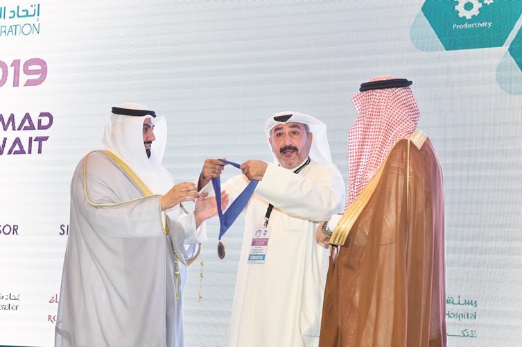 الشيخ د.باسل الصباح مكرما د.أحمد الشطي	(متين غوزال) ﻿