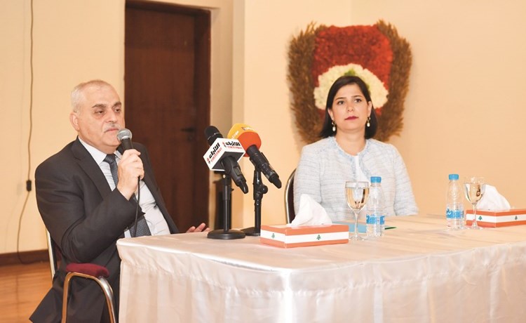 د.جميل جبق ونسرين بوكرم خلال اللقاء المفتوح في السفارة اللبنانية	(ريليش كومار) ﻿
