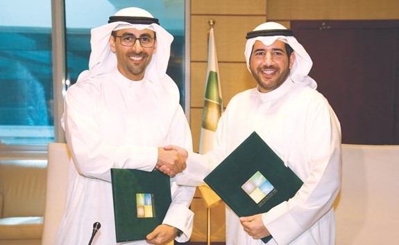 الشيخ عبدالله الأحمد والشيخ نواف السعود عقب توقيع مذكرة التفاهم (زين علام)﻿