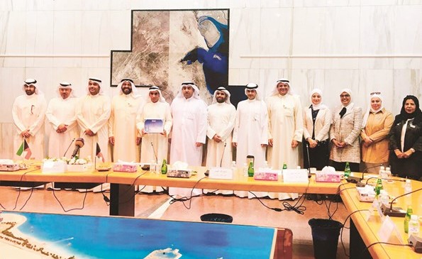 أسامة العتيبي وعبدالعزيز المشاري ود.غسان العثمان مع المشاركين في العرض المرئي ﻿