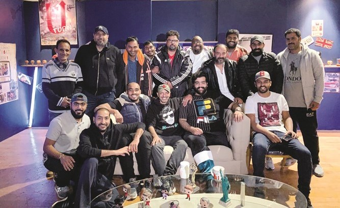 لقطة جماعية لفريق برنامج محطات﻿
