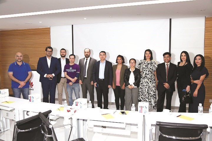 لقطة جماعية لممثلي وسائل الإعلام المشاركين في الجلسة الحوارية﻿