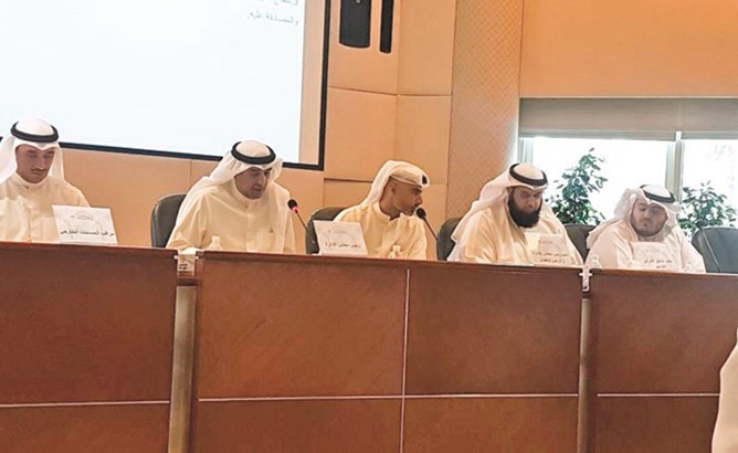 عبدالله المنصور ويوسف الغانم خلال عمومية الأمان﻿