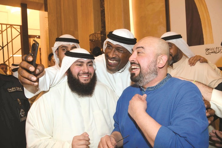 الشيخ طلال الفهد وابتسامة رفقة ابنه الشيخ مشعل ﻿