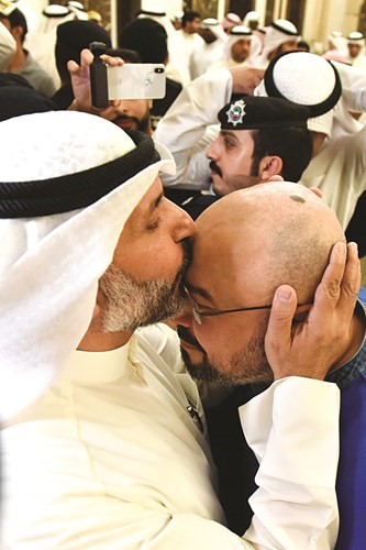 الشيخ طلال الفهد يتلقى قبلة على جبينه من صلاح بهمن﻿
