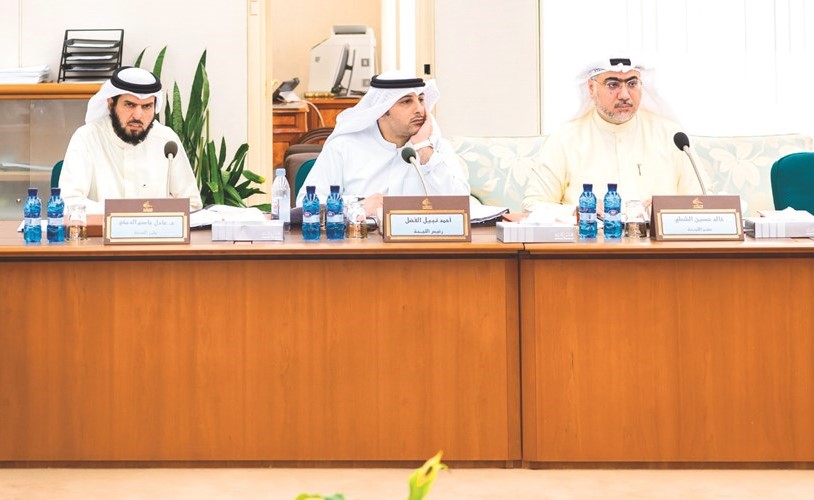 خالد الشطي واحمد الفضل ود. عادل الدمخي خلال اجتماع اللجنة﻿