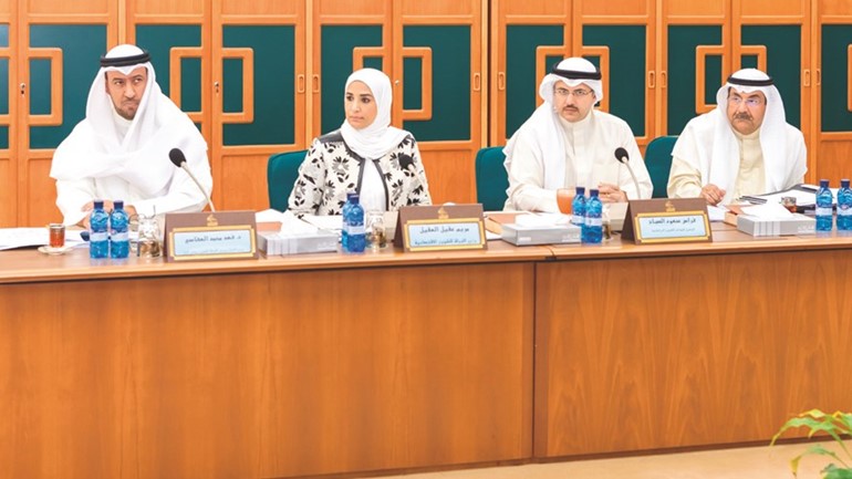 د. فهد العفاسي ومريم العقيل اثناء اجتماع اللجنة﻿