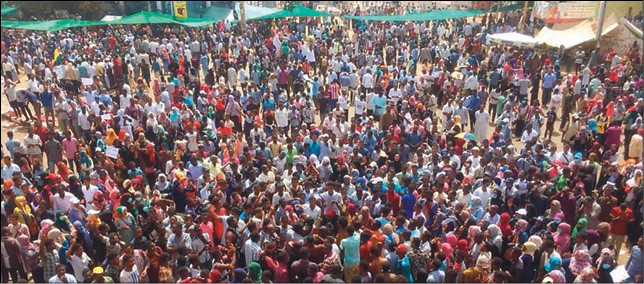 آلاف المتظاهرين السودانيين يواصلون احتجاجاتهم أمام مقر قيادة الجيش في الخرطوم                  (أ.ف.ب)