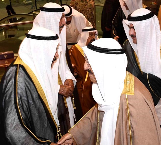 صاحب السمو الامير مصافحا الشيخ جابر العبد الله والشيخ فيصل السعود ﻿