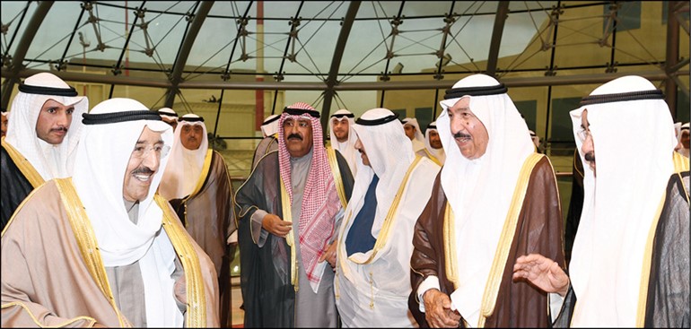 صاحب السمو الأمير الشيخ صباح الأحمد لدى عودته الى البلاد وفي استقباله مرزوق الغانم والشيخ جابر العبدالله والشيخ فيصل السعود والشيخ مشعل الأحمد وسمو الشيخ ناصر المحمد