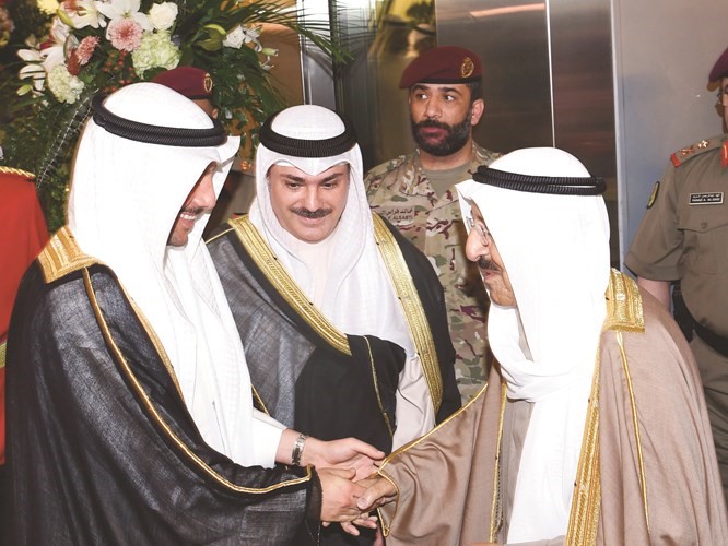 صاحب السمو الامير الشيخ صباح الاحمد مصافحا رئيس مجلس الأمة مرزوق الغانم﻿
