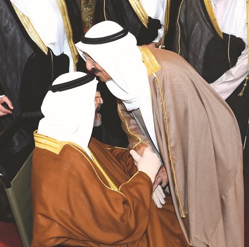 صاحب السمو الامير الشيخ صباح الاحمد مصافحا سمو الشيخ سالم العلي﻿