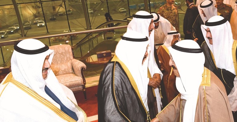 صاحب السمو مصافحا سمو الشيخ ناصر المحمد ﻿