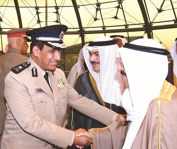 صاحب السمو مصافحا الفريق عصام النهام ﻿