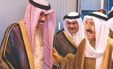 صاحب السمو الامير الشيخ صباح الاحمد مصافحا سمو ولي العهد الشيخ نواف الاحمد ﻿