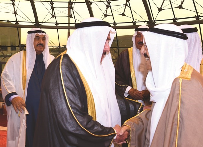 صاحب السمو مصافحا الشيخ سالم صباح الناصر ﻿