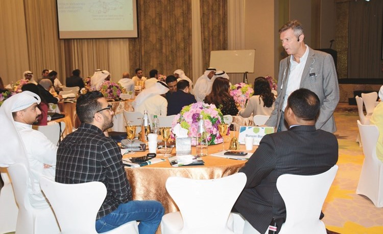 مايكل واد متحدثا خلال الحلقة النقاشية﻿