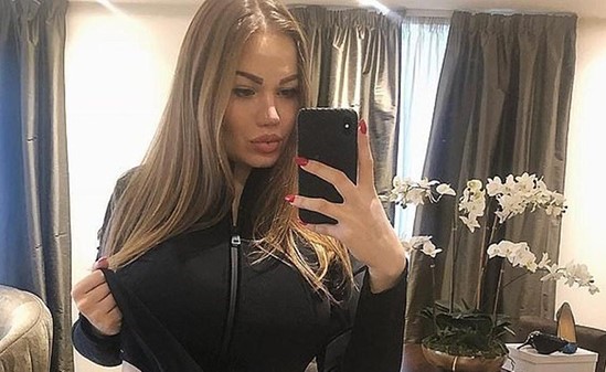 شاهد نجمة إنستغرام تغطي سيارة بمليوني قطعة كريستال
