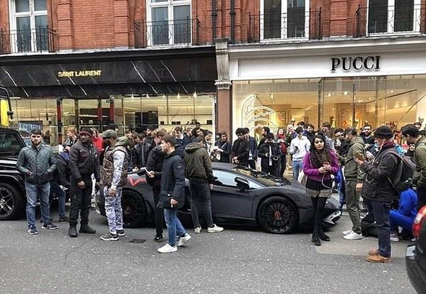 شاهد نجمة إنستغرام تغطي سيارة بمليوني قطعة كريستال