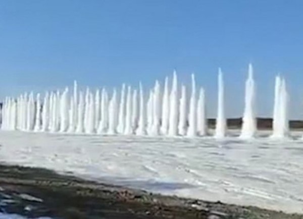 بالفيديو.. لقطة مدهشة لحظة تفجير الصين لنهر متجمد