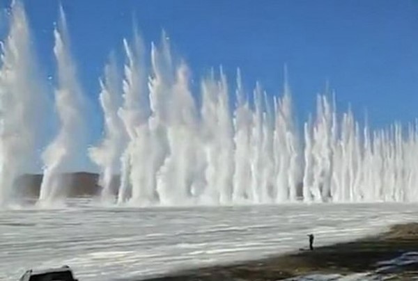 بالفيديو.. لقطة مدهشة لحظة تفجير الصين لنهر متجمد