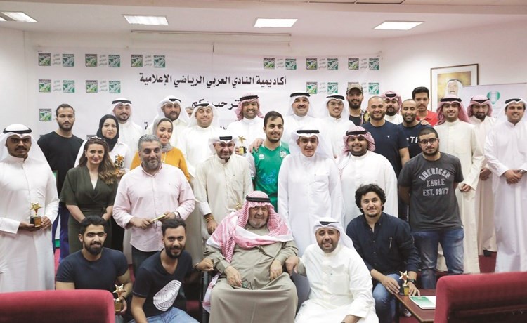 المشاركون في الدورة الأولى لأكاديمية العربي الإعلامية يتوسطهم عبدالعزيز عاشور وفيصل القناعي﻿