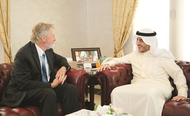 الشيخ د. أحمد ناصر المحمد خلال استقباله القائم بأعمال سفارة الولايات المتحدة لدى الكويت لاري ميموت	﻿