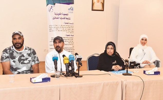 سعاد الفارسي مع ممثلي ذوي الإعاقة خلال المؤتمر الصحافي	 (ريليش كومار) ﻿