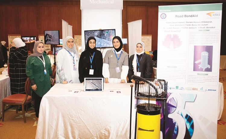 عدد من الطالبات أمام مشروع تخرجهن برعاية KIB ﻿