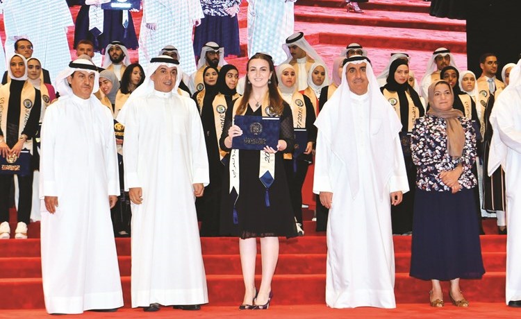 تكريم احدى الطالبات المتفوقات﻿
