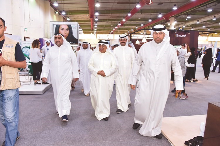المقصيد والعنزي يتفقدان المعرض﻿