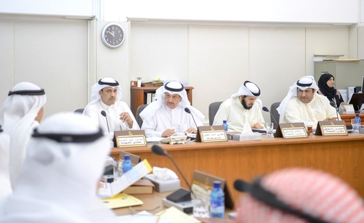 الحميدي السبيعي ود.عادل الدمخي وعيسى الكندري وخالد العتيبي اثناء الاجتماع﻿