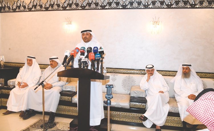 عايض أبو خوصة متحدثا خلال الندوة	 (محمد هاشم)﻿