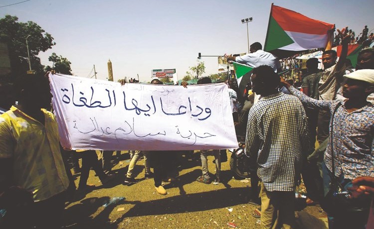متظاهرون سودانيون يحملون لافتة تقول وداعا للطغاة عقب الاطاحة بالبشير	(أ.ف.پ)﻿