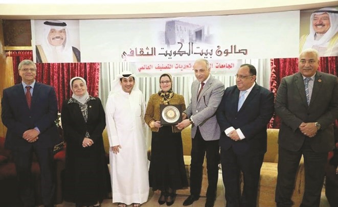 جانب من تكريم عدد من العمداء لنشاطهم وخدماتهم البارزة للطلبة الكويتيين﻿