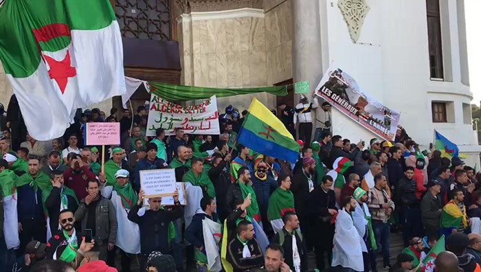 الجزائر: مظاهرات حاشدة في الجمعة الثامنة للمطالبة برحيل رموز النظام