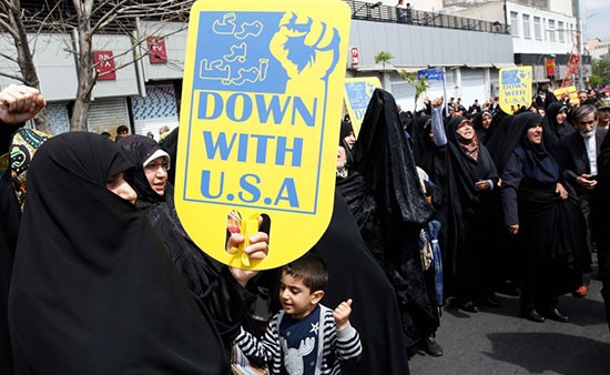 آلاف الإيرانيين يحتجون على تصنيف الحرس الثوري منظمة إرهابية