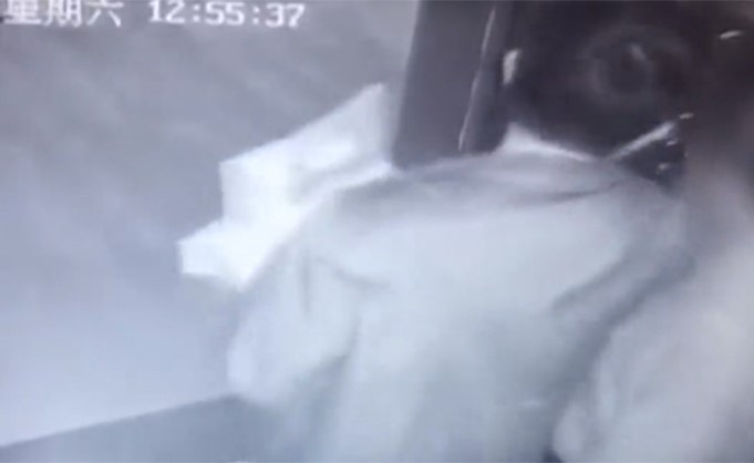 بالفيديو.. عامل دليفري يعتدي على عجوز بالضرب المبرح