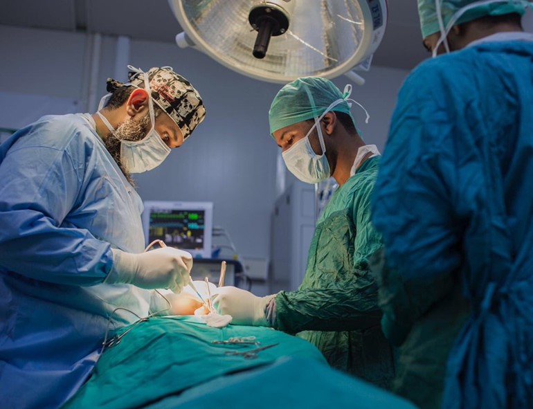 هل هجرة الأطباء الكويتيين من الحكومي إلى الخاص تدعو للقلق؟..تابع أسباب تنامي هذه الظاهرة مؤخراً وتداعياتها على القطاع الصحي