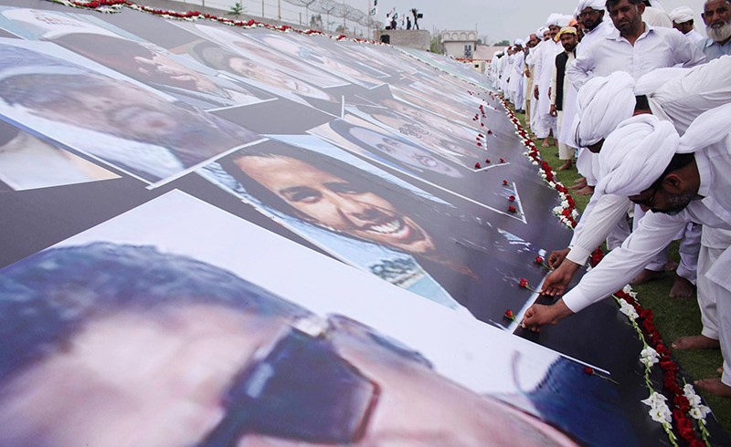 بالفيديو.. «الإسلام سلام» بأجساد آلاف المصلين الباكستانيين