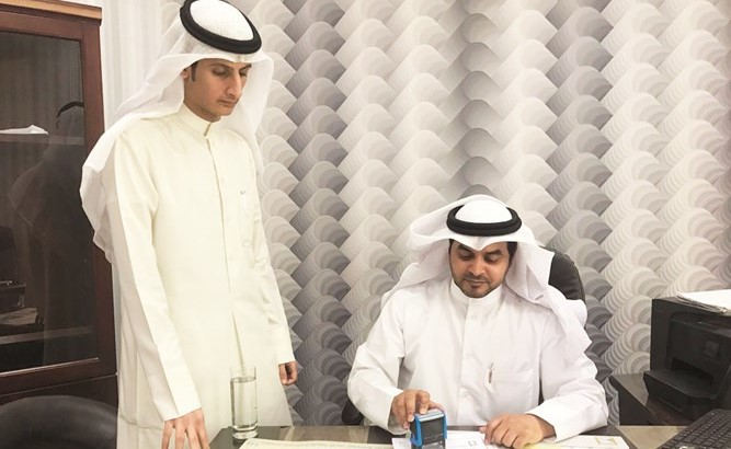 جانب من توقيع كتب قطع التيار الكهربائي عن سكن العزاب ﻿