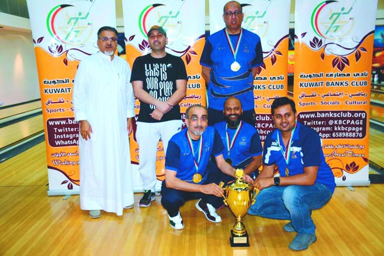 "الصناعي" بطل الكأس مع سعود العلي رئيس اللجنة الرياضية ومدير عام النادي عباس البلوشي