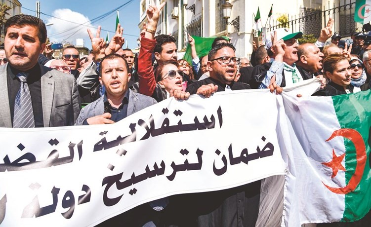 المحامون والقضاة الجزائريون يرفعون العلم الوطني خلال احتجاجهم امس	(أ.ف.پ)﻿