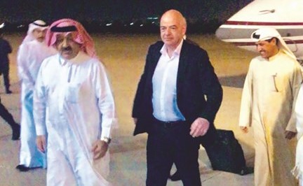  الشيخ احمد اليوسف ود.محمد خليل في استقبال جياني انفانتينو﻿