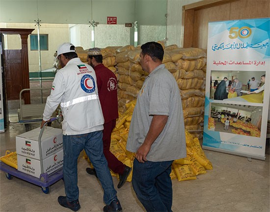 "الهلال الأحمر" يدشن حملة لتوزيع المساعدات الغذائية الرمضانية على 150 أسرة محتاجة