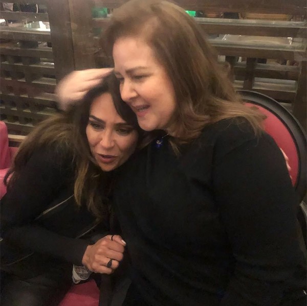 شاهد: ابنة الفنانة الراحلة ناهد شريف تزور قبر والدتها للمرة الأولى منذ وفاتها قبل 38 عاماً !
