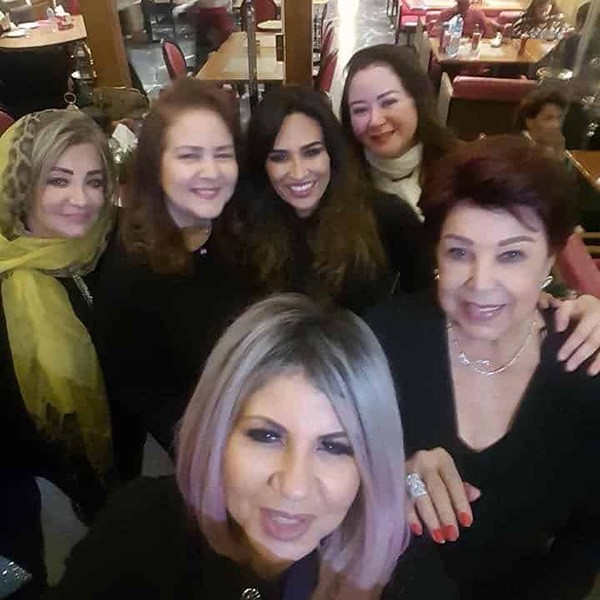 شاهد: ابنة الفنانة الراحلة ناهد شريف تزور قبر والدتها للمرة الأولى منذ وفاتها قبل 38 عاماً !
